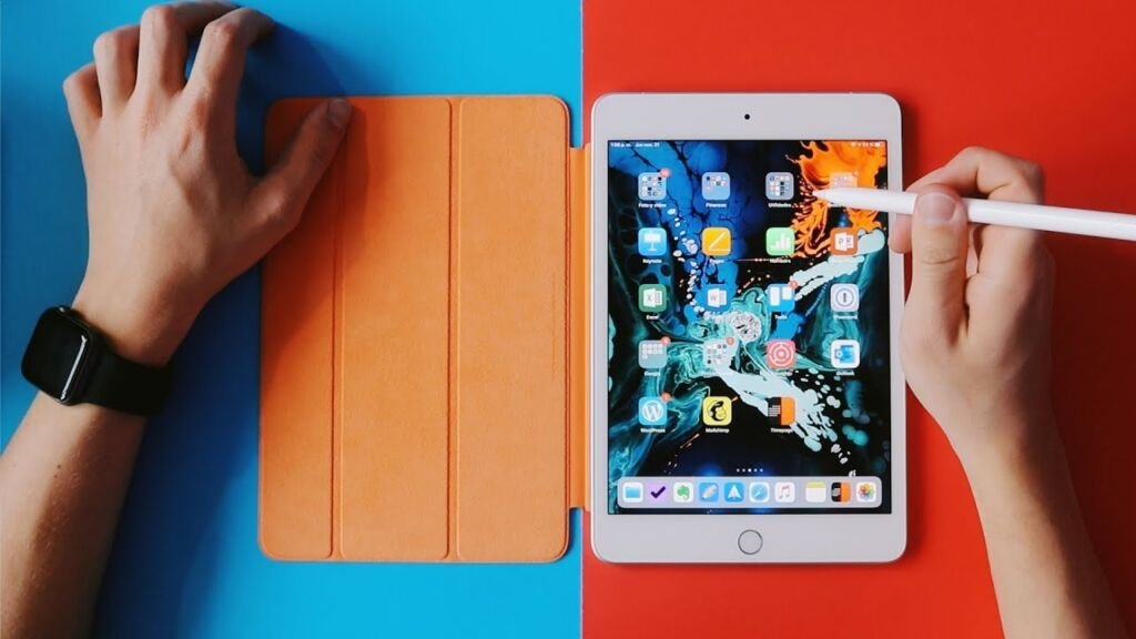 iPad funda naranja con apple pencil 