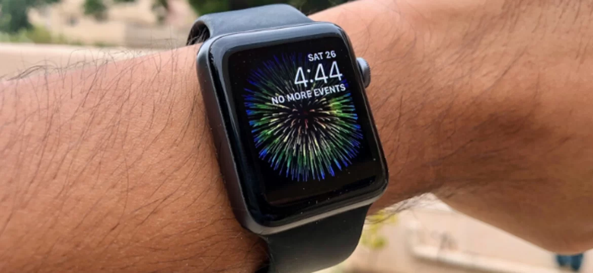 Apple-Watch-showing-Fireworks-GIF-as-wallpaper